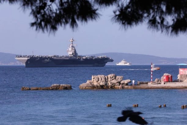 ŠTA SE OVO DEŠAVA? ZASTRAŠUJUĆI NOSAČ AVIONA SE USIDRIO BLIZU SPLITA: Američka flota na Jadranu - pogledajte PRVU FOTOGRAFIJU!