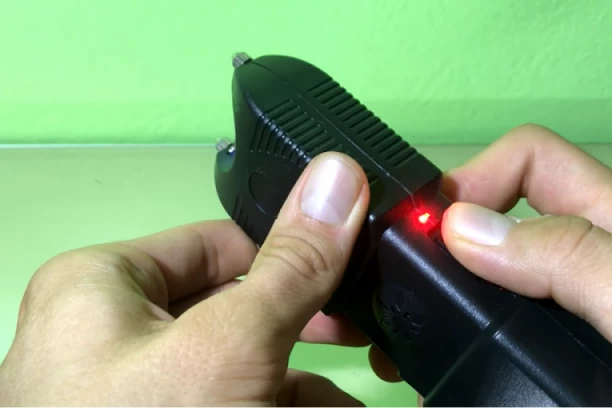 DECI KUPUJU ELEKTROŠOKERE DA SE ZAŠTITE: U Kladovu ih nose svi, od osnovaca do penzionera, a evo zbog čega