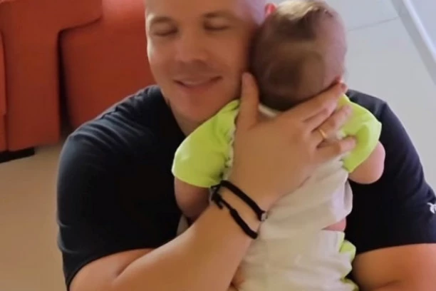 OVAKO SREĆNOG GA NIKAD NISTE VIDELI: Jelena usnimila Slobu i Damjana kako se igraju, pevač nije skidao osmeh sa lica! (GALERIJA)