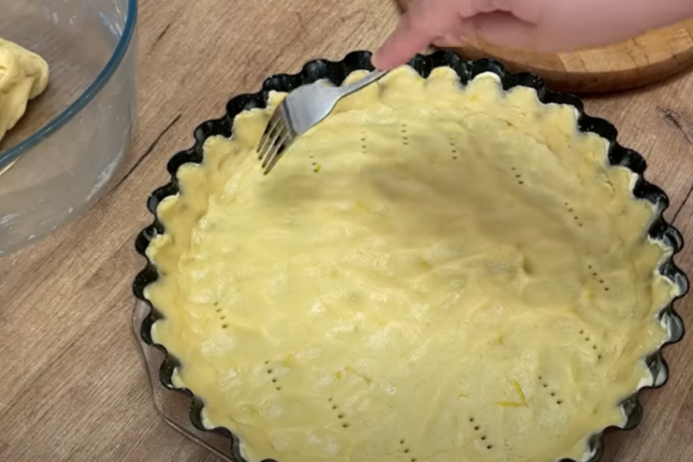 Oblikovanje prve kore i bockanje viljuškom