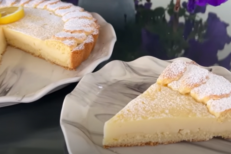 Parče ispečenog kolača sa limunom