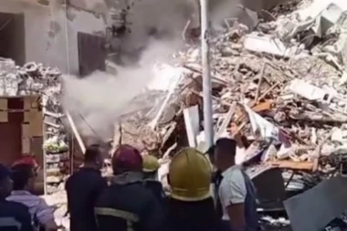 UŽAS U EGIPTU! ZGRADA OD 13 SPRATOVA PUKLA I SRUŠILA SE: Svedoci su čuli EKSPLOZIJU, onda su se oblaci dima digli uvis! U toku potraga za žrtvama (VIDEO)