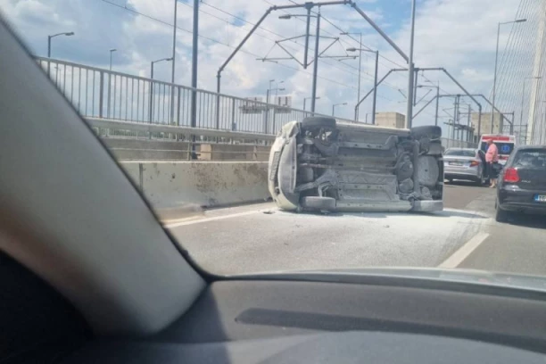 TEŽAK UDES NA MOSTU NA ADI: Prevrnut auto nasred puta, policija obezbeđuje mesto na kome se vozilo "zakucalo" u betonski zid (VIDEO)