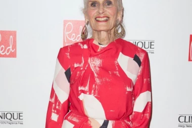 NAJSTARIJA MANEKENKA IMA 94 GODINE, A NEGUJE SE NA POTPUNO ČUDAN NAČIN: Današnje devojke nazvala ALJKAVIM, a svi je znaju kao MADONINU KOPIJU