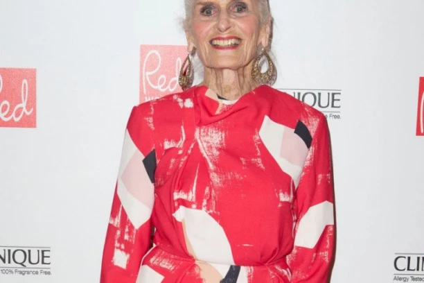 NAJSTARIJA MANEKENKA IMA 94 GODINE, A NEGUJE SE NA POTPUNO ČUDAN NAČIN: Današnje devojke nazvala ALJKAVIM, a svi je znaju kao MADONINU KOPIJU