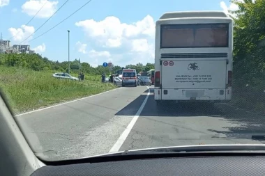 TEŠKA SAOBRAĆAJNA NESREĆA NA IBARSKOJ MAGISTRALI: Sudar dva automobila - povređen stariji čovek, Hitna intervenisala (VIDEO)