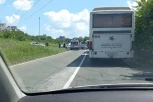 TEŠKA SAOBRAĆAJNA NESREĆA NA IBARSKOJ MAGISTRALI: Sudar dva automobila - povređen stariji čovek, Hitna intervenisala (VIDEO)