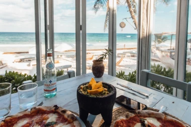 ZBOG JEDNOG OBROKA LETOVANJE U GRČKOJ IH JE SKUPO KOŠTALO: Konobar PREVARIO bračni par, prenerazili se kada je stigao RAČUN