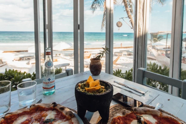 ZBOG JEDNOG OBROKA LETOVANJE U GRČKOJ IH JE SKUPO KOŠTALO: Konobar PREVARIO bračni par, prenerazili se kada je stigao RAČUN