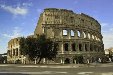 PRETI MU PET GODINA ZATVORA I 15.000 EVRA KAZNE! Nećete verovati šta je mladi turista uradio u Rimu!