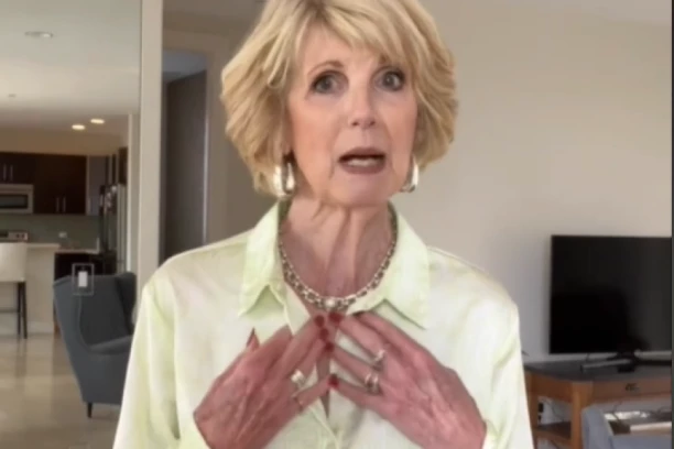 IMA 76 GODINA I NE ŽELI DA PRESTANE MODERNO DA SE OBLAČI:  Tvrde da je MODNA kraljica a tek da je vidite u KUPAĆEM!