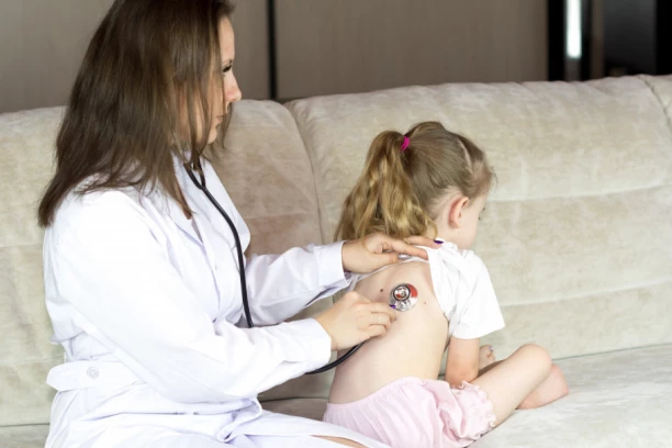 MISLILI SU DA JE DEVOJČICA (3) PREHLAĐENA A ONA JE UMIRALA: Simptomi su bili kao kod VIRUSA dok je RAK već bio u četvrtom stadijumu!