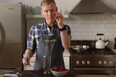 NAJJEDNOSTAVNIJI NAČIN ZA ČIŠĆENJE VIŠANJA: Bez muke i NEREDA uz pomoć OVE dve stavke biće gotove za tren oka!