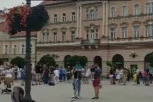 KILOMETARSKI RED ZA NININE KROFNE: Devojčica koja sakuplja novac za bolesnog oca okupila ceo Novi Sad (VIDEO)