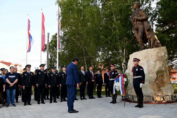 MINISTAR GAŠIĆ POLOŽIO VENAC NA SPOMEN-OBELEŽJE U KRUŠEVCU: MUP odao počast jednom od najvećih junaka u sukobima na Kosovu (FOTO)