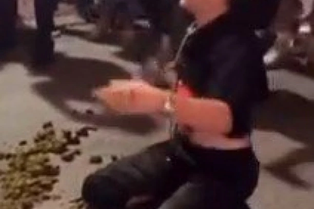 GDE IDE OVA OMLADINA?! MRTVA PIJANA LEGLA U IZMET NASRED ULICE! Vraćala se iz izlaska pa upala u trans - prolaznici ostali bez reči, ŠOKIRANI! (VIDEO)