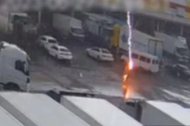 UŽAS I JEZA U RUSIJI! Grom pogodio čoveka DIREKTNO u glavu, kamere zabeležile sve što se desilo (VIDEO)