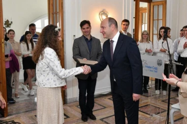 ĐURIĆ: Posebno smo ponosni na 909 učenika kojima je DODELJENO 1.105 NAGRADA ZA IZUZETNE REZULTATE