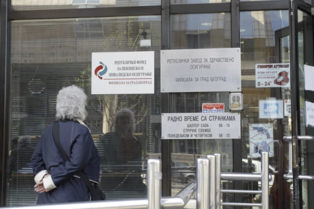 PENZIONERI, OPREZ! Prevaranti stoje ispred filijala Fonda PIO - Nude popuste, pa vas oderu!