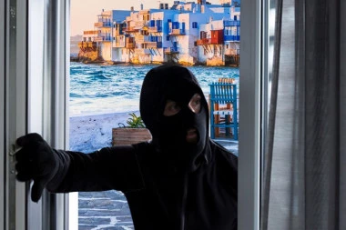 OPREZ NA LETOVANJU! Provalnici u Grčkoj sprejom omamljuju turiste i upadaju im u apartmane