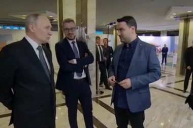 PUTINA ZAMOLILI DA SE POTPIŠE, ON NACRTAO ČIČA GLIŠU! Ruski predsednik nasmejao sve prisutne (VIDEO)