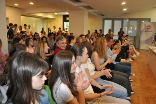 NAGRAĐENI NAJBOLJI ĐACI SA SAVSKOG VENCA: Od opštine poklon vaučeri za vukovce i sportiste, a za đake generacije i električni trotineti