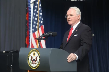 "PITAJTE GOSPODINA VUČIĆA" Američki ambasador o sastanku srpskog i ukrajinskog predsednika: Bio sam ekstremno zadovoljan kada sam video da PRIČA ZA ZELENSKIM