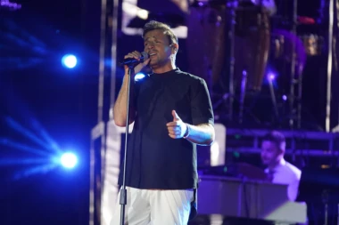 POLA ESTRADE NA KONCERTU GRČKE MEGAZVEZDE: Saša Kovačević prvi put u javnosti posle izlaska iz bolnice, RASPAMETIO publiku sa Nikosom!