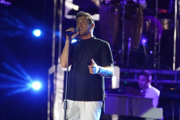 POLA ESTRADE NA KONCERTU GRČKE MEGAZVEZDE: Saša Kovačević prvi put u javnosti posle izlaska iz bolnice, RASPAMETIO publiku sa Nikosom!