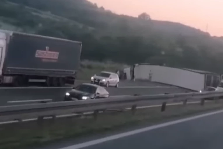 ZASTOJ NA AUTO-PUTU! Prevrnuo se šleper, zauzeo obe trake! (VIDEO)