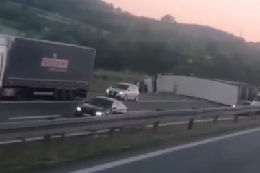 ZASTOJ NA AUTO-PUTU! Prevrnuo se šleper, zauzeo obe trake! (VIDEO)