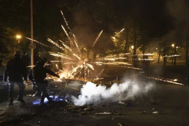 NEMIRI U FRANCUSKOJ NE JENJAVAJU! Policajce gađaju i minobacačima! ČAK 667 UHAPŠENIH, MAKRON ZAKAZAO HITAN SASTANK VLADE! (FOTO)