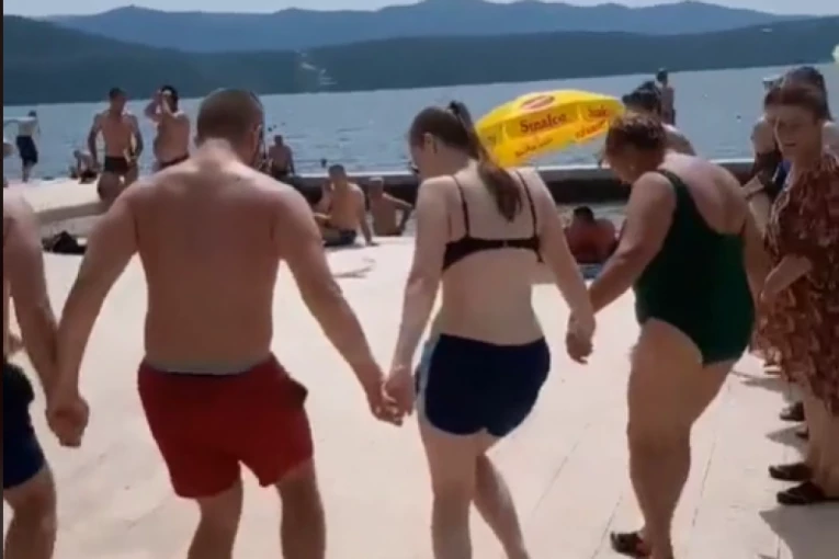 SKANDAL EPSKIH RAZMERA U BIH! Policajac razjurio narod koji je igrao NARODNO KOLO - remeti se javni red i mir?! (VIDEO)