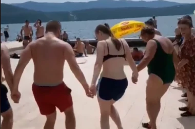 SKANDAL EPSKIH RAZMERA U BIH! Policajac razjurio narod koji je igrao NARODNO KOLO - remeti se javni red i mir?! (VIDEO)