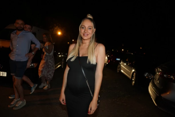 LUNU HVATA PANIKA ZBOG DVE BEBE! Đoganijeva pokazala stomak do zuba u sedmom mesecu, teško joj pada trudnoća! (FOTO)