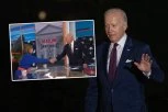 ŠTA TO ZA IME BOGA BAJDEN RADI?! Američki predsednik ponovo šokirao - jednostavno je ustao i napravio OVO i to u programu UŽIVO (VIDEO)