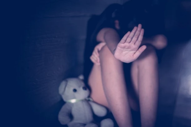 OŠAMARILA DETE, PA JOJ ODUZETO TROJE DECE: Tek kad se pojavio snimak zlostavljanja, otkriven UŽAS, deca prolazila kroz STRAVIČNU TORTURU