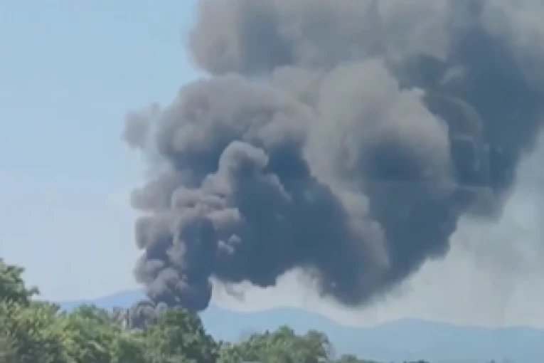 VATRENA STIHIJA GUTA SVE PRED SOBOM U OKOLINI JAGODINE! Gori FABRIKA - širi se crni oblak dima! (VIDEO)