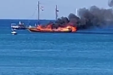 TOTALNA KATAKLIZMA! STRAVIČAN POŽAR ZAHVATIO BROD NA EGEJU! Sve u plamenu - putnici PANIČNO skaču u vodu! (VIDEO)