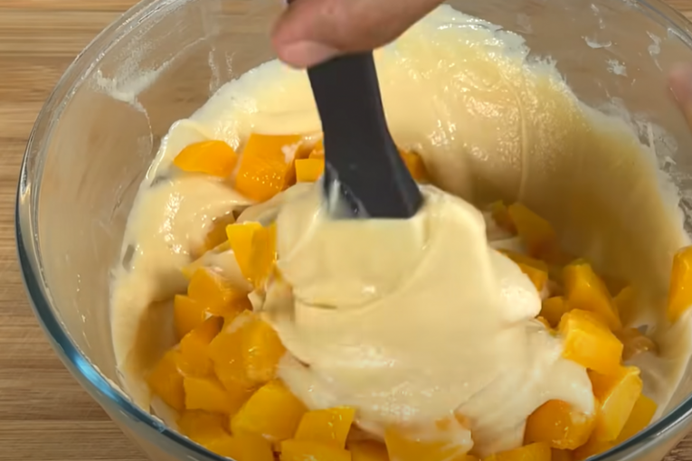 U smesu dodajte breskve iz kompota