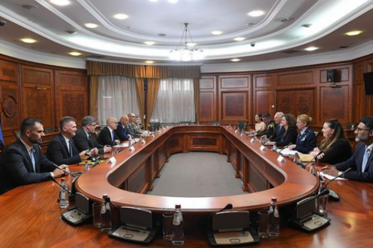 VUČEVIĆ SA DIPLOMATAMA IZ SAD: Ministar poručio da je poseta visokih delegacija znak jačanja odnosa