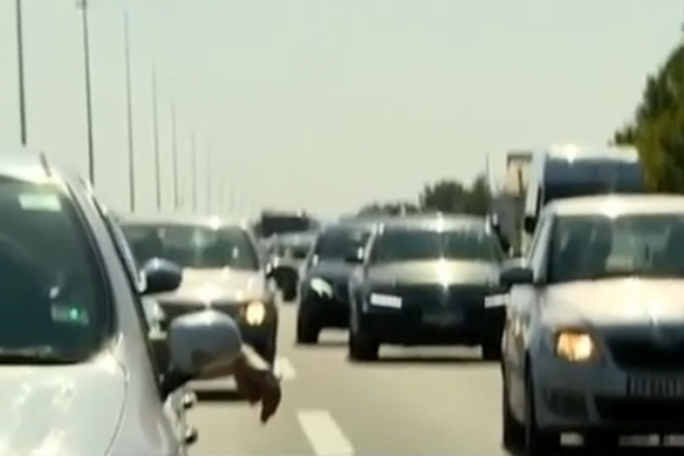 UKUPNO 30 AUTOMOBILA, A NE KOLONA: Kako su na N1 lažno prestavili šta se dešava na protestu (VIDEO)