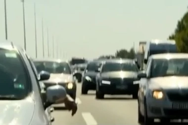 UKUPNO 30 AUTOMOBILA, A NE KOLONA: Kako su na N1 lažno prestavili šta se dešava na protestu (VIDEO)