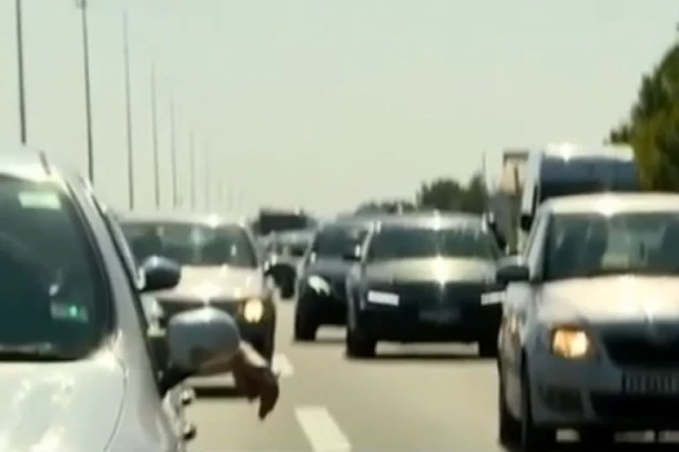 UKUPNO 30 AUTOMOBILA, A NE KOLONA: Kako su na N1 lažno prestavili šta se dešava na protestu (VIDEO)