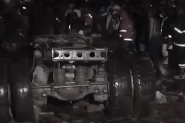 POGINULO 48 LJUDI! STRAVIČNA SAOBRAĆAJNA NESREĆA U KENIJI: Isplivao jeziv snimak stanja nakon sudara (VIDEO)