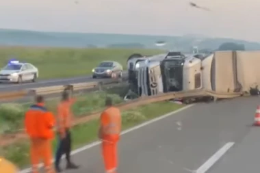 PREVRNUT KAMION, MOTOCIKLISTA POD NJIM, BANKINA SRAVLJENA SA ZEMLJOM! Jeziva nesreća na auto-putu kod Požarevca! SAOBRAĆAJ U ZASTOJU! (VIDEO)