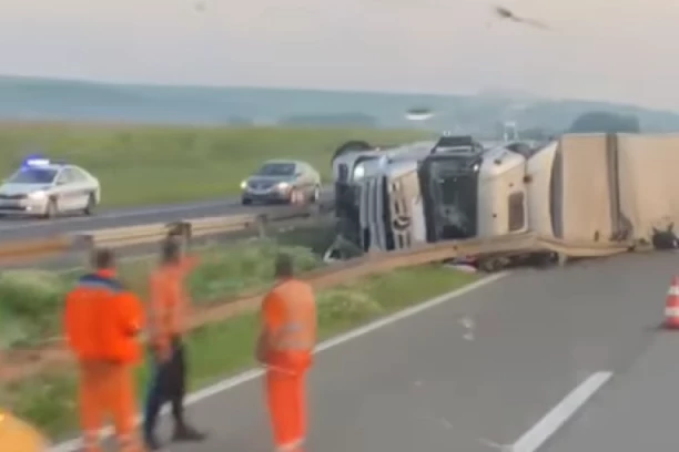 PREVRNUT KAMION, MOTOCIKLISTA POD NJIM, BANKINA SRAVLJENA SA ZEMLJOM! Jeziva nesreća na auto-putu kod Požarevca! SAOBRAĆAJ U ZASTOJU! (VIDEO)