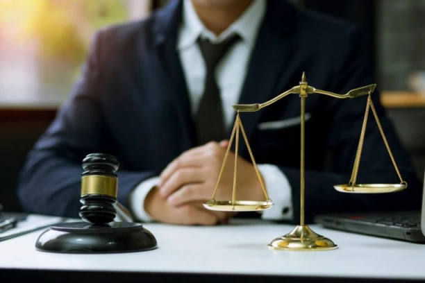 ADVOKATI DIGLI TARIFU, NE DAO BOG DA VAM ZATREBAJU: Izlazak na ročište 1.000 evra! Razvod skuplji 40 odsto, pisanje žalbi skočilo sa 33.000 na 54.000 dinara!