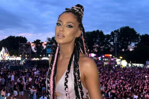 PEVAČICA POKAZALA NOVOG DEČKA PRVI PUT U JAVNOSTI: Mahrina objavila ŠOK FOTKU sa OVIM frajerom!