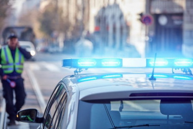 HAPŠENJE U NIŠU: Uhapšen muškarac koji se zakucao u policijsko vozilo i povredio tri službenika